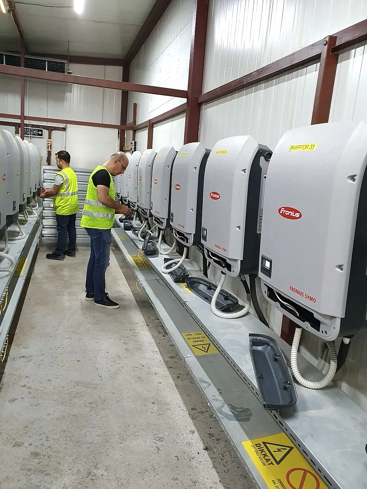 Azimut Solar teknisyeni Fronius inverter bakımı yapıyor