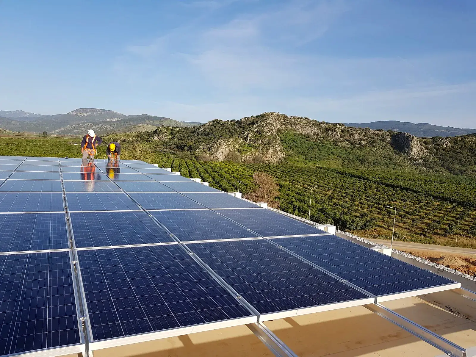 Çatı üzeri güneş paneli montajı — Azimut Solar ekibi sahada
