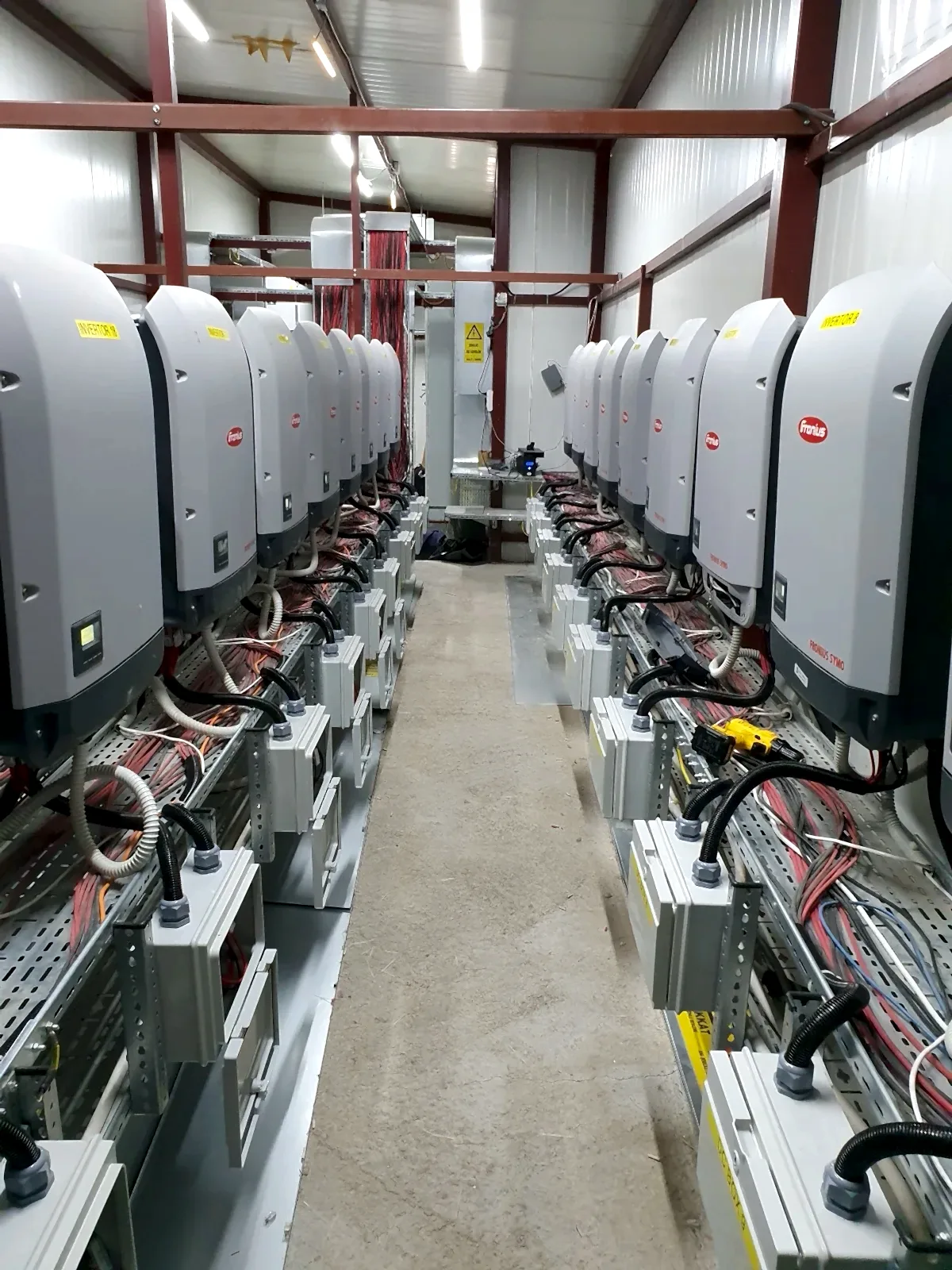GES inverter odası — Fronius inverter dizisi periyodik bakım öncesi