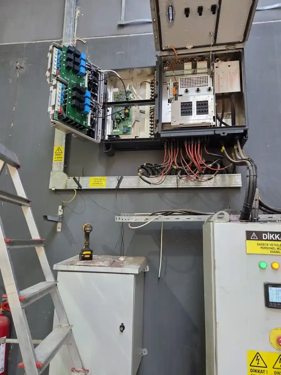 GES elektrik panosu açık kapak — inverter kart ve DC bağlantı bakımı